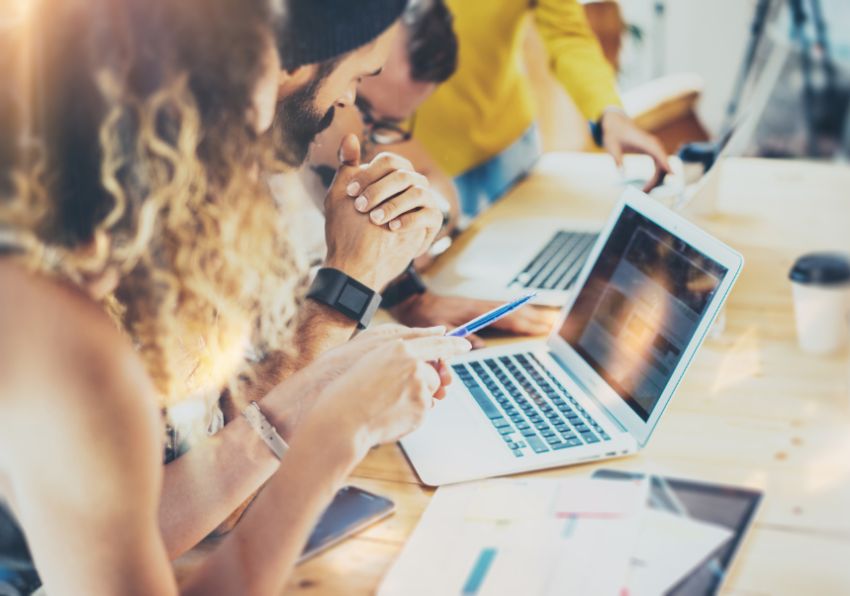 Imagen del evento:Alumnos con un ordenador